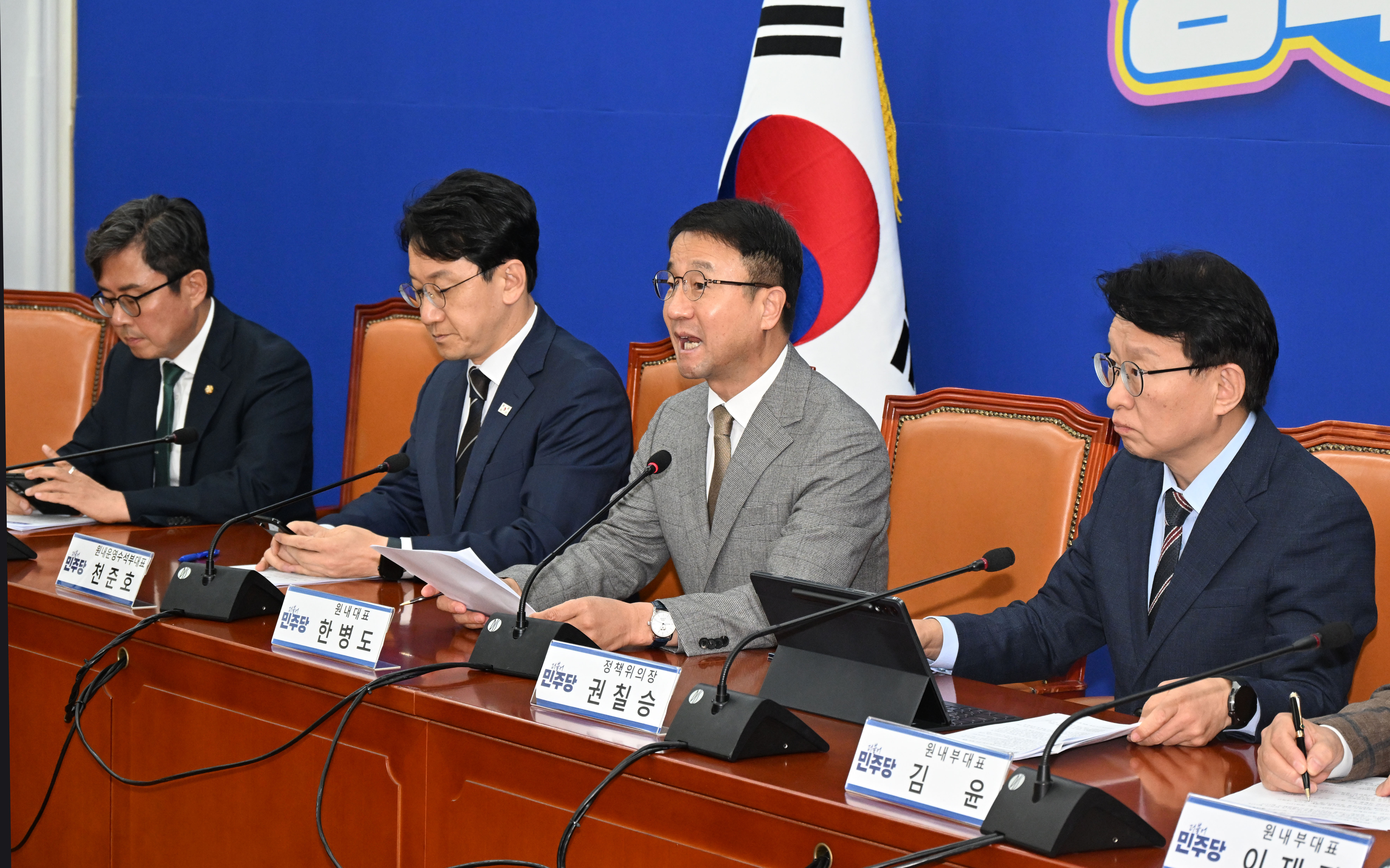 희한한 메가특구 법안⋯ 與, ‘52시간 특례’ 포함·제외 동시 발의
