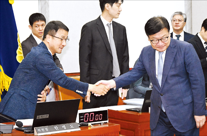 ‘김 여사 증인 채택’ 여야 충돌⋯ 강훈식·김용범 靑국감 안 나온다