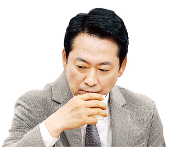 중도 껴안자니 올공 눈치⋯ 최장수 당대표 張 ‘진퇴양난’