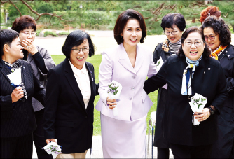 “숭고한 삶에 경의”⋯ 김 여사, 오월어머니집 靑 초청 오찬
