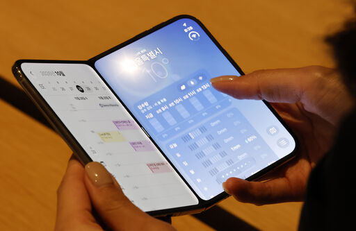 329만원 아이폰 듀오, 펴자마자 화면 ‘쩍’⋯애플 결국 인정